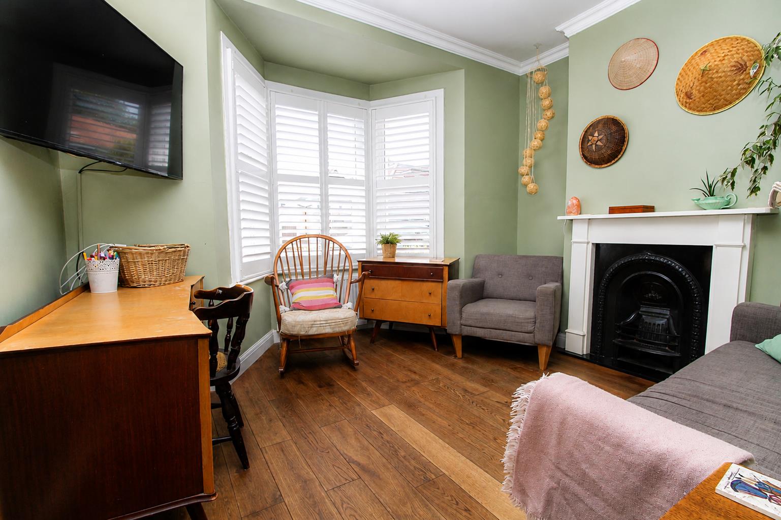 3 bed property in Wood Street, Mitcham